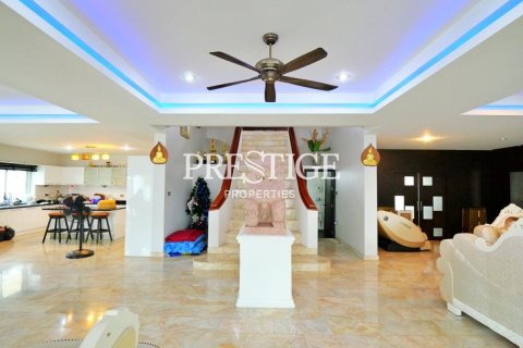 Casa de 7 dormitorios en Pattaya, Tailandia № 198683 - foto 5