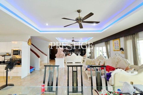 Casa de 7 dormitorios en Pattaya, Tailandia № 198683 - foto 15
