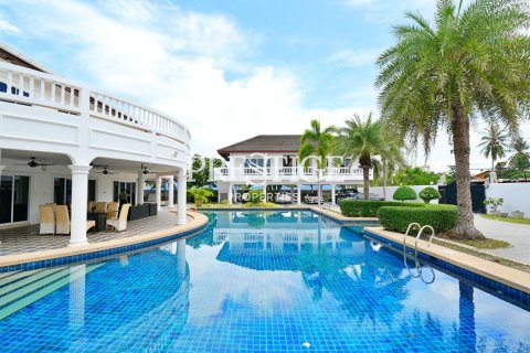 Casa de 7 dormitorios en Pattaya, Tailandia № 198683 - foto 3