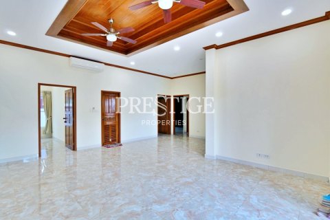 Casa de 3 dormitorios en Pattaya, Tailandia № 198681 - foto 3
