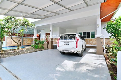 Casa de 3 dormitorios en Pattaya, Tailandia № 198681 - foto 15