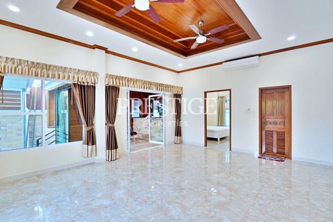 Casa de 3 dormitorios en Pattaya, Tailandia № 198681 - foto 4