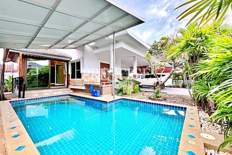 Casa de 3 dormitorios en Pattaya, Tailandia № 198681