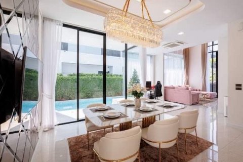Chalet de 4 dormitorios en Bang Na, Bangkok, Tailandia № 133701 - foto 4