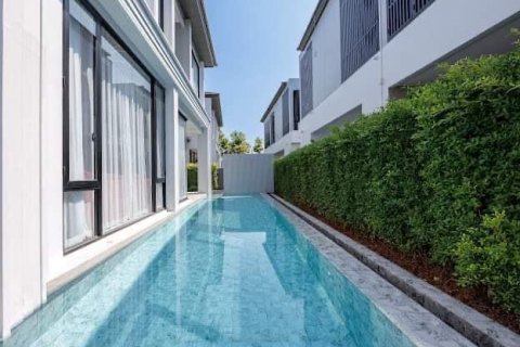 Chalet de 4 dormitorios en Bang Na, Bangkok, Tailandia № 133701 - foto 12
