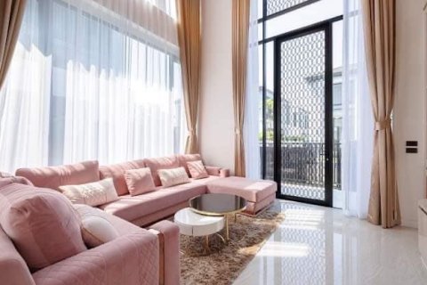 Chalet de 4 dormitorios en Bang Na, Bangkok, Tailandia № 133701 - foto 3