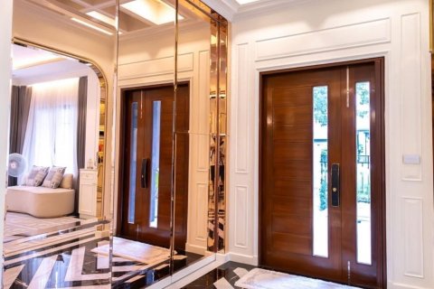 Chalet de 4 dormitorios en Bangkok, Tailandia № 133697 - foto 2