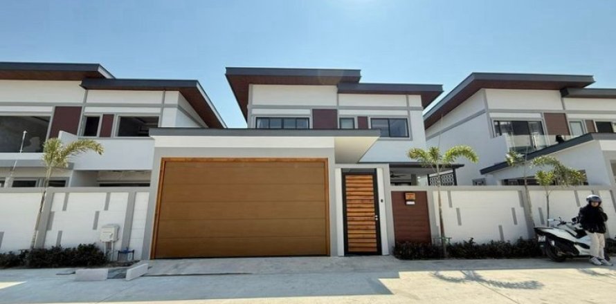 Casa de 3 dormitorios en Pattaya, Tailandia № 168157