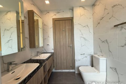 Casa de 3 dormitorios en Pattaya, Tailandia № 168157 - foto 12