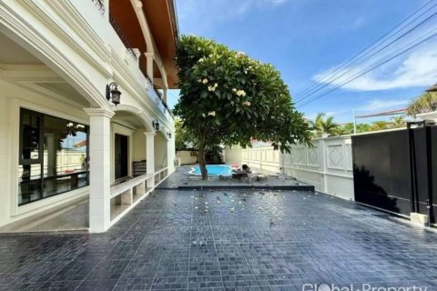 Casa de 5 dormitorios en Pattaya, Tailandia № 168159 - foto 4