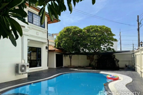 Casa de 5 dormitorios en Pattaya, Tailandia № 168159 - foto 3