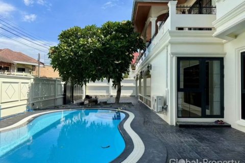 Casa de 5 dormitorios en Pattaya, Tailandia № 168159 - foto 2