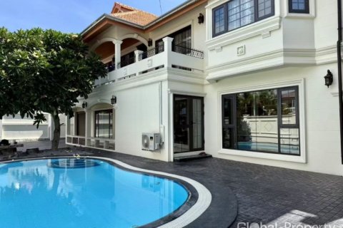 House in Pattaya, Thailand 5 bedrooms № 168159