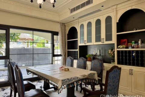Casa de 5 dormitorios en Pattaya, Tailandia № 168159 - foto 8