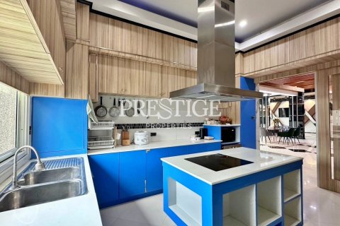 House in Pattaya, Thailand 4 bedrooms № 198242 - photo 12