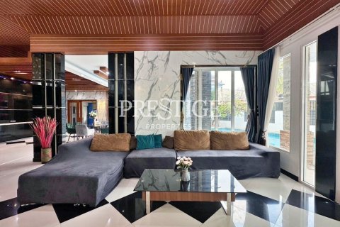 House in Pattaya, Thailand 4 bedrooms № 198242 - photo 2