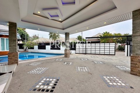 House in Pattaya, Thailand 4 bedrooms № 198242 - photo 25