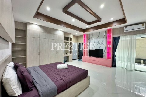 House in Pattaya, Thailand 4 bedrooms № 198242 - photo 16