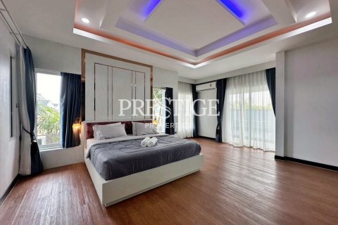 House in Pattaya, Thailand 4 bedrooms № 198242 - photo 22