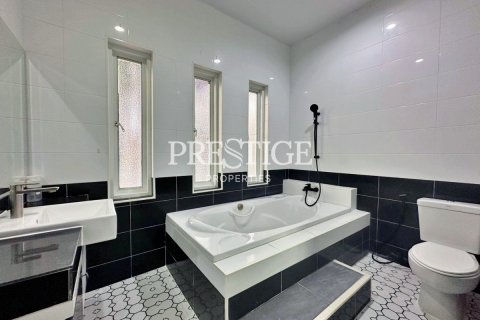 House in Pattaya, Thailand 4 bedrooms № 198242 - photo 15