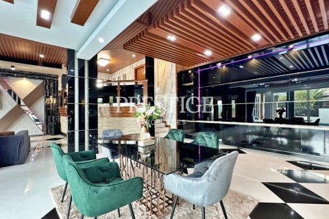 House in Pattaya, Thailand 4 bedrooms № 198242 - photo 6