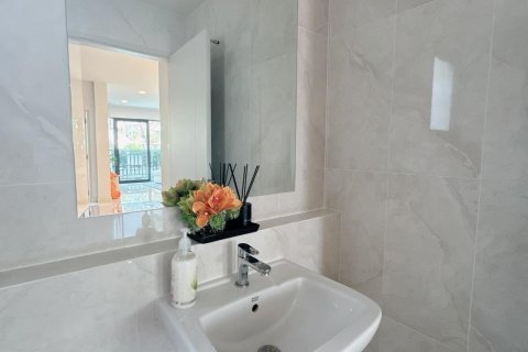 Chalet de 4 dormitorios en Bang Na, Bangkok, Tailandia № 133717 - foto 22