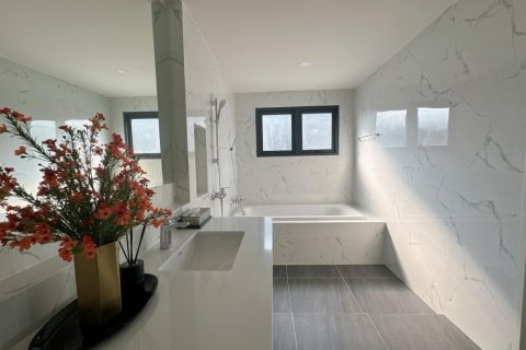 Chalet de 4 dormitorios en Bang Na, Bangkok, Tailandia № 133717 - foto 19
