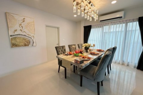 Chalet de 4 dormitorios en Bang Na, Bangkok, Tailandia № 133717 - foto 4