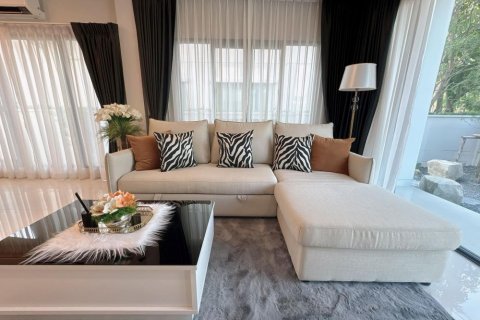 Chalet de 4 dormitorios en Bang Na, Bangkok, Tailandia № 133717 - foto 2