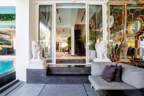 Chalet de 8 dormitorios en Pattaya, Tailandia № 164130 - foto 16