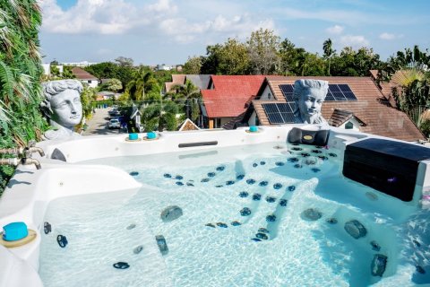 Chalet de 8 dormitorios en Pattaya, Tailandia № 164130 - foto 5