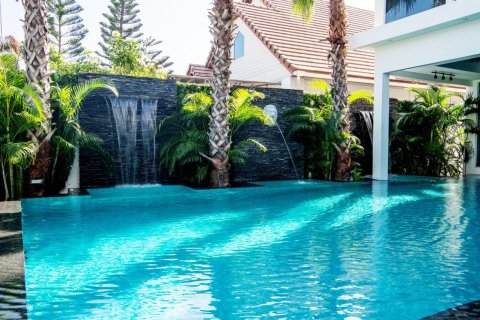 Chalet de 8 dormitorios en Pattaya, Tailandia № 164130 - foto 13