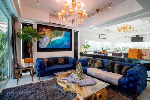 Chalet de 8 dormitorios en Pattaya, Tailandia № 164130 - foto 17