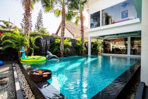 Chalet de 8 dormitorios en Pattaya, Tailandia № 164130 - foto 12