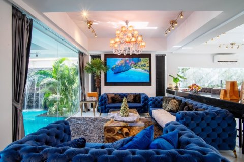 Chalet de 8 dormitorios en Pattaya, Tailandia № 164130 - foto 3
