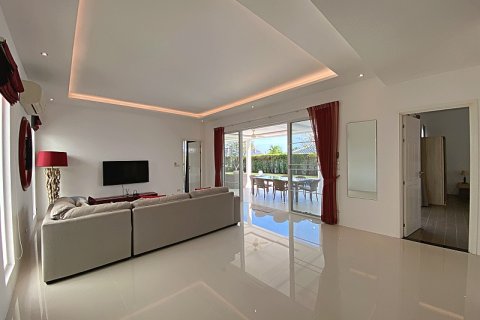 Chalet de 4 dormitorios en Hua Hin, Tailandia № 205660 - foto 13