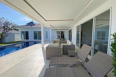 Chalet de 4 dormitorios en Hua Hin, Tailandia № 205660 - foto 10