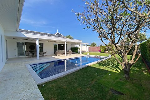 Chalet de 4 dormitorios en Hua Hin, Tailandia № 205660 - foto 3