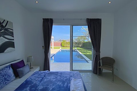 Chalet de 4 dormitorios en Hua Hin, Tailandia № 205660 - foto 29