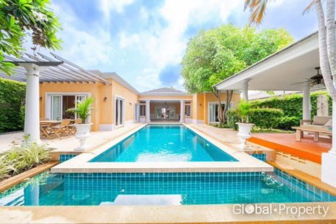 Casa de 4 dormitorios en Pattaya, Tailandia № 172521 - foto 3