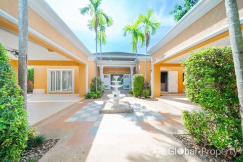 House in Pattaya, Thailand 4 bedrooms № 172521