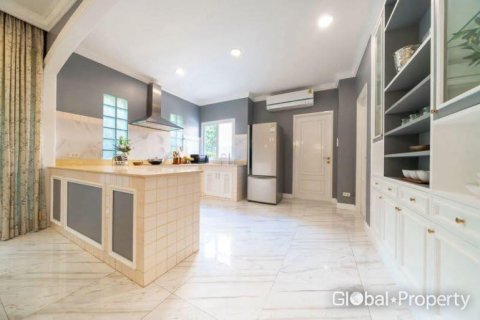 Casa de 4 dormitorios en Pattaya, Tailandia № 172521 - foto 12