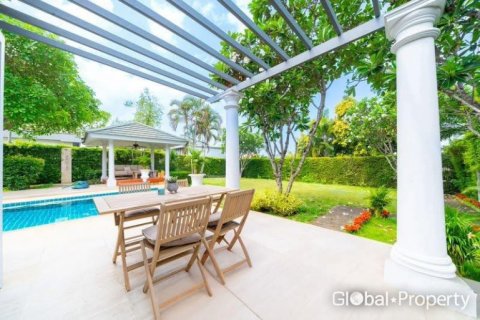Casa de 4 dormitorios en Pattaya, Tailandia № 172521 - foto 5