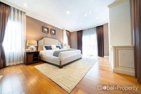 Casa de 4 dormitorios en Pattaya, Tailandia № 172521 - foto 9