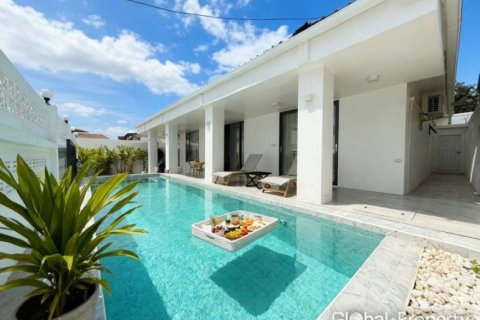 Casa de 4 dormitorios en Pattaya, Tailandia № 172519 - foto 2