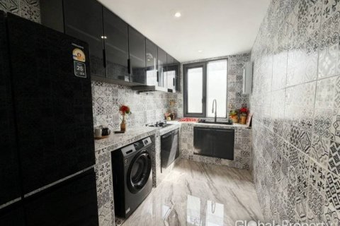 Casa de 4 dormitorios en Pattaya, Tailandia № 172519 - foto 11