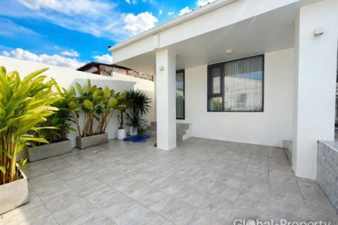 Casa de 4 dormitorios en Pattaya, Tailandia № 172519 - foto 4