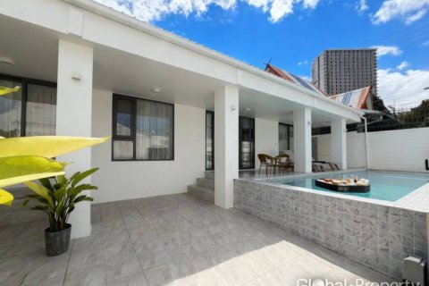 Casa de 4 dormitorios en Pattaya, Tailandia № 172519 - foto 3