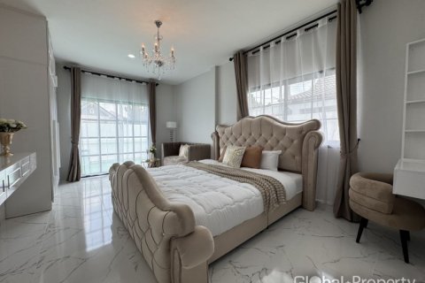 Casa de 4 dormitorios en Pattaya, Tailandia № 172520 - foto 10