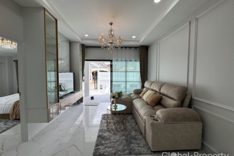 Casa de 4 dormitorios en Pattaya, Tailandia № 172520 - foto 14